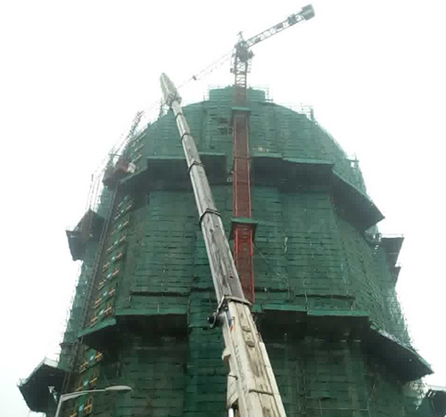 南乐吊车在工地上作业